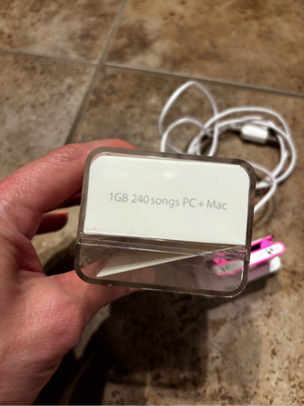 Apple iPod shuffle Pink with White Dock and Cable - Picture 2 of 5